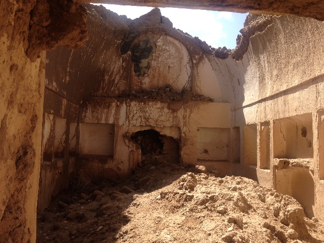اتاق های سقف فرو ریخته قلعه گوجو در باغستان 